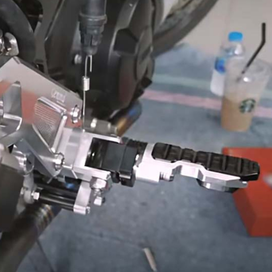 FAKIE ขาเหยียบพักเท้า L/R รุ่น YAMAHA EXCITER150 EXCITER155 ขาพักเท้าหลัง วัสดุอลูมิเนียม วางเท้าสบาย กัดลายกันลื่น - รูปที่ 5