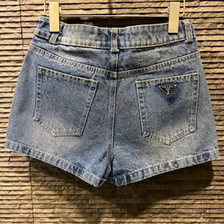 PRADA DENIM TRIANGLE LOGO PLAQUE BERMUDA SHORTS IN ORGANIC DENIM กางเกงขาสั้น แบรนด์ปราด้า