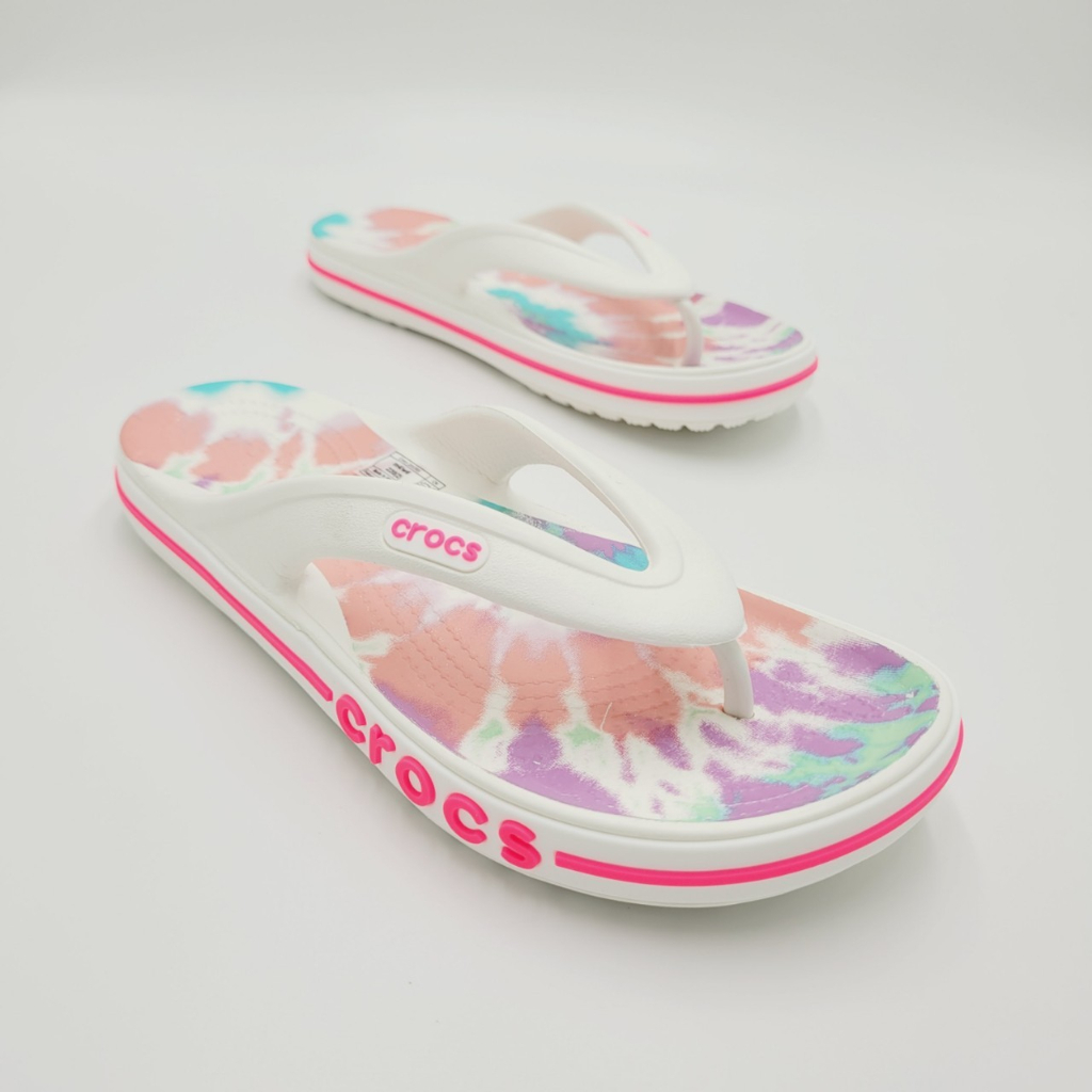 รองเท้าลำลองแฟชั่น แบบหนีบ สไตล์ Crocs Bayaband Tie-Dye Mania Flip (Unisex)