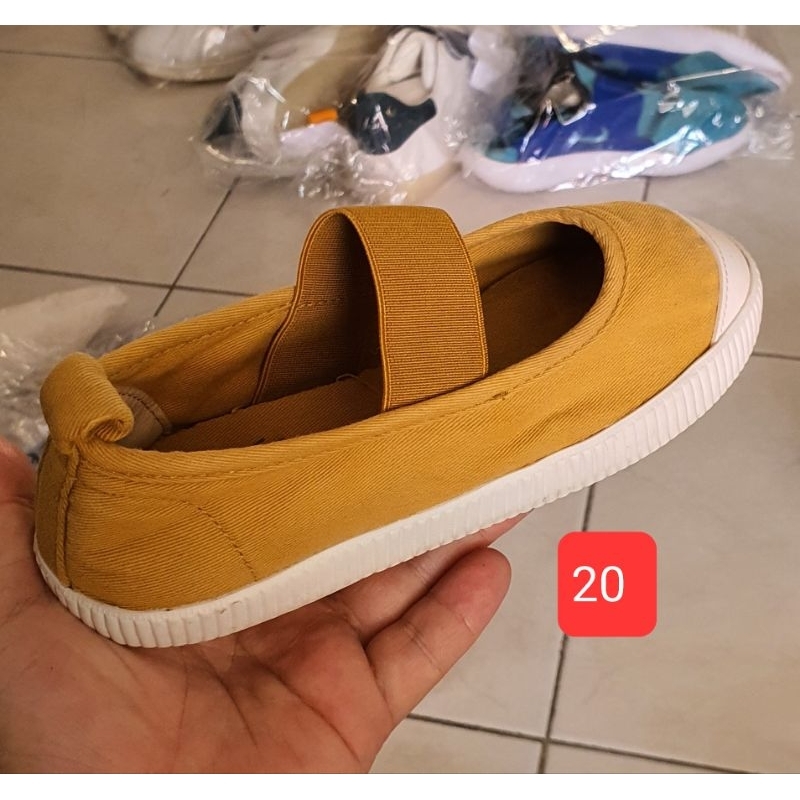 รองเท้าสวม ยาว 20 cm.