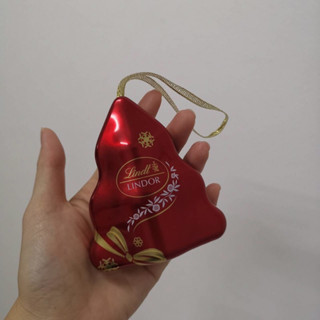 กล่องเหล็กจิ๋ว ทรงต้นคริสต์มาส กล่องเหล็กสีแดง​จาก Lindt Lindor