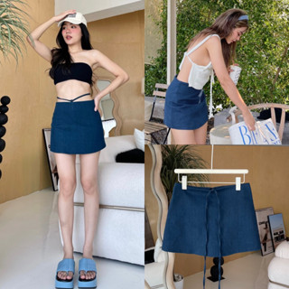 Sunsaw skirt กระโปรง ผูกเอวถอดสายได้ สียีนส์เข้ม ด้านในมีซับกางเกงข้างหลังเป็นกระโปรง