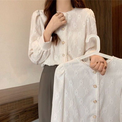 (พร้อมส่งจากไทย) เสื้อฉลุลายกระดุมเหลี่ยมผ้านิ่มใส่สบาย[F26]