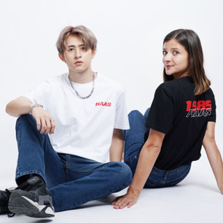 haas : เสื้อยืดแขนสั้น unisex ผู้ชาย ผู้หญิง ลายสรีน "HAAS 1985" รหัส SBSK2659