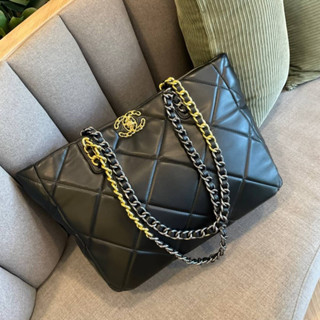 CHANEL LEATHER TOTE BAG