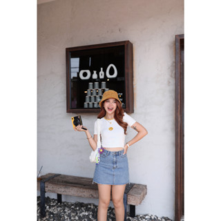 Mini Crop Top มี 2 สี : ปักสมายลี่ , ริ้วแดงขอบเหลือง