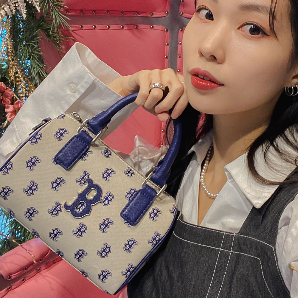 💙 พร้อมส่ง 💙 ของแท้💯% กระเป๋าMLB MONOGRAMกระเป๋าสะพายข้างทรงหมอนขนาดใบกลางใส่ของได้เยอะเเบบถือเเละสะ