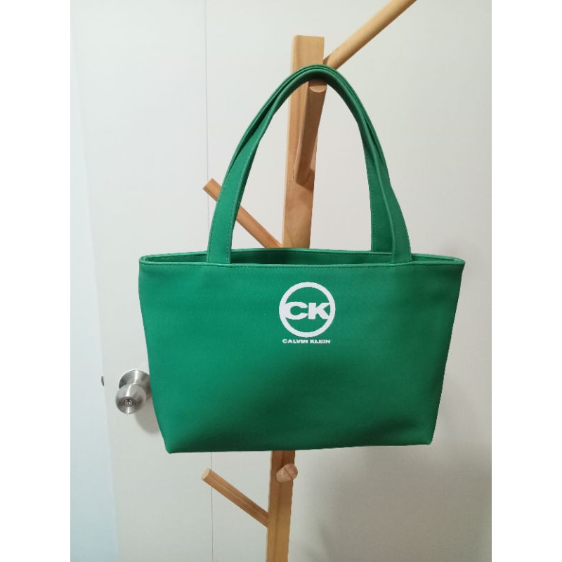 กระเป๋าถือ แบรนด์ Calvin Klein สีเขียวอ่อน มือสอง
