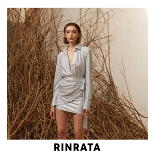 RINRATA - Madrid Skirt กระโปรงสั้น ทรงป้าย ผูกโบ ด้านข้าง ผ้าเมทัลลิค