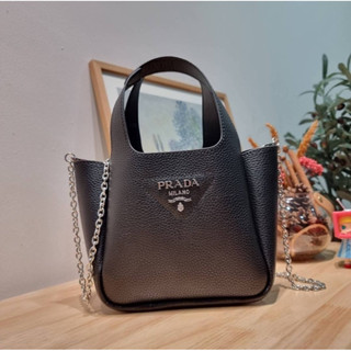 PRA-DA FLOU LEATHER HANDBAG เบสท์เซลเลอร์ มาแรง กับกระเป๋าถือไซส์กำลังสวย รูปทรงคลาสสิคใช้งานง่าย