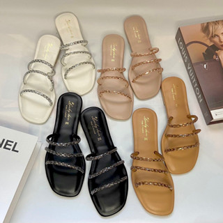 Lucky Shoes รองเท้าแฟชั่นผู้หญิง แบบสวม คาดเพชร 3 เส้น L-104