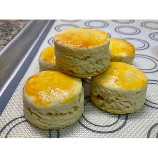 Plain Scones/Biscuits สโคน  ขนาด 5cm กรอบนอกนุ่มใน ใช้เนยแท้ ไม่หวานมาก พร้อมแยม 2 oz.