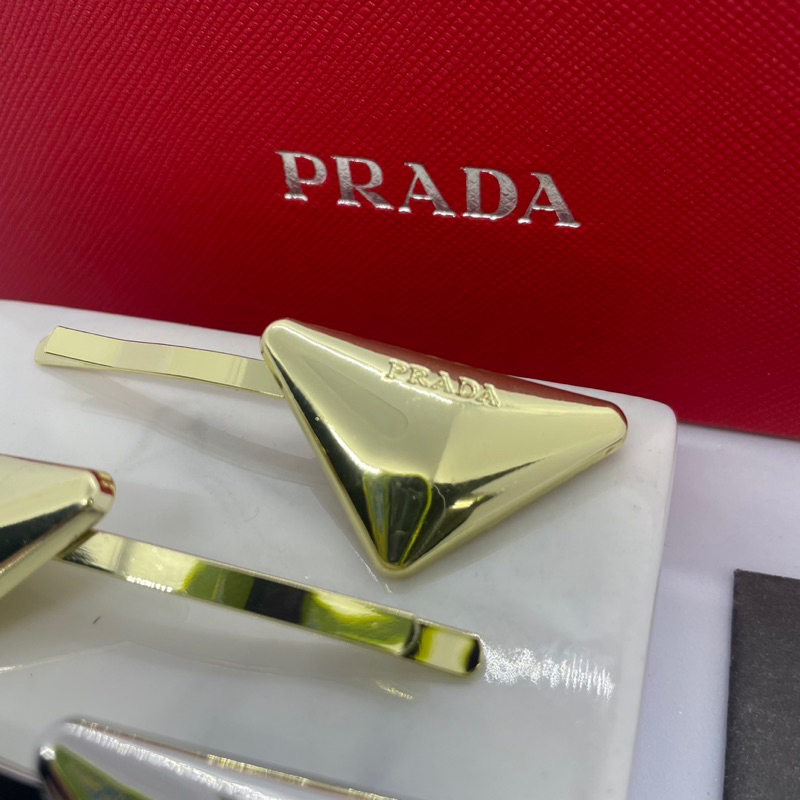 Prada Metal Hair Clip ตัวใหม่ล่าสุด งานโลหะ ปั๊มโลโก้  มาเป็นคู่ อะไหล่เงาสวย มองไกลๆก็รู้ ปราด้าแน่นอน
