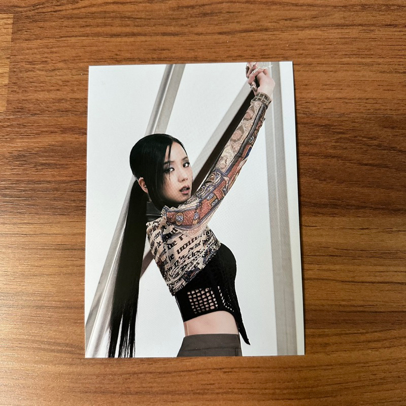 BORNPINK ALBUM POSTER JISOO AND JENNIE