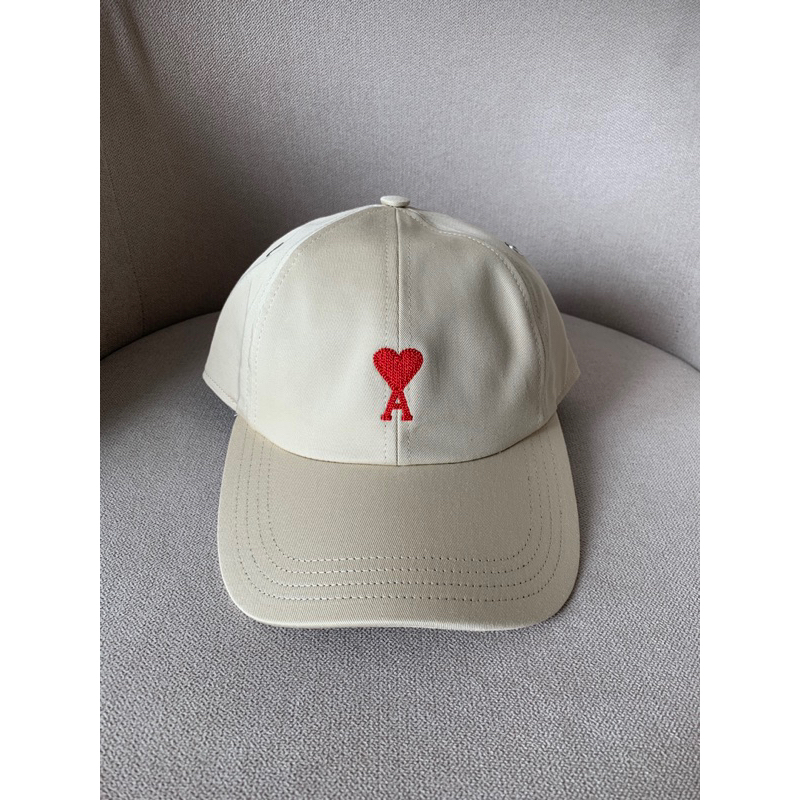 used in good condition หมวก AMI paris สีครีม โลโก้ใจแดง แท้ล้าน%%%%%