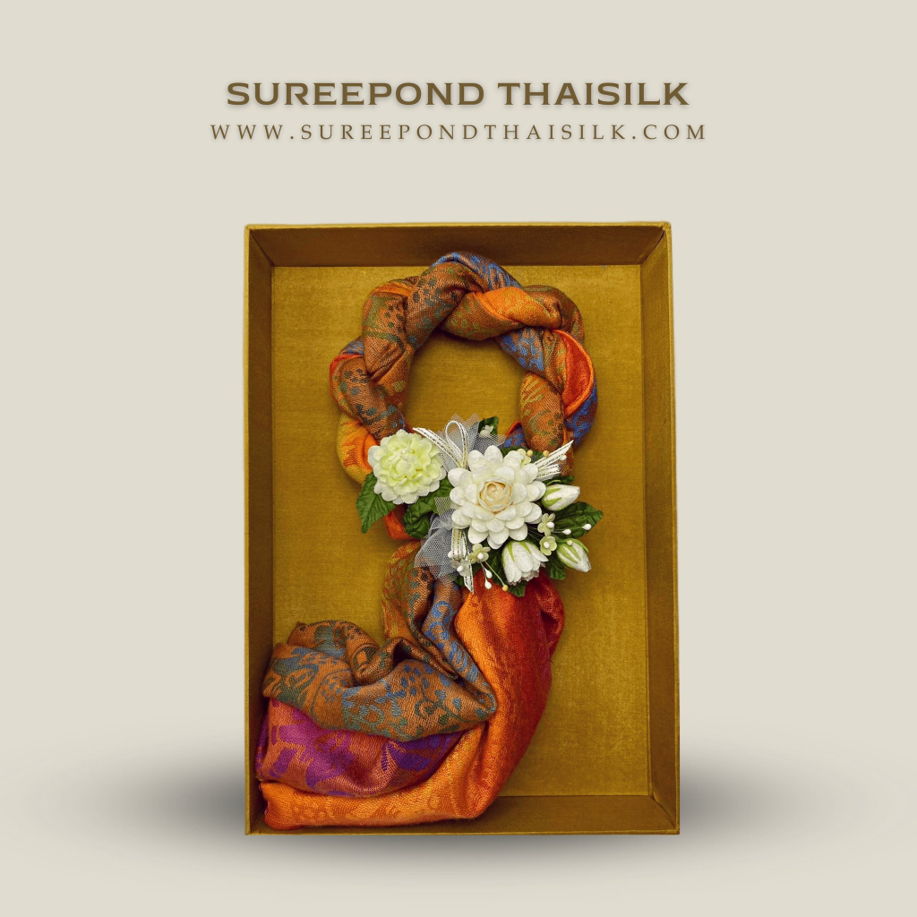 พวงมาลัยผ้าพันคอ พร้อมกล่องผ้าไหม ｜The Phuang Malai