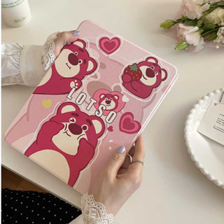 ⚡พร้อมส่ง⚡เคสไอแพด Gen9 Air5 Lotso หมีสตอเบอรี่ Gen10 หมุนได้ 360° อะคริลิค ตัว ช่องใส่ปากกาขวา เคส ipad Pro 11 air4