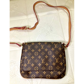 กระเป๋าสะพายข้าง cross body lv ขนาด   8*10นิ้ว พร้อมสายสะพายยาวปรับระดับได้ มือสองพร้อมใช้