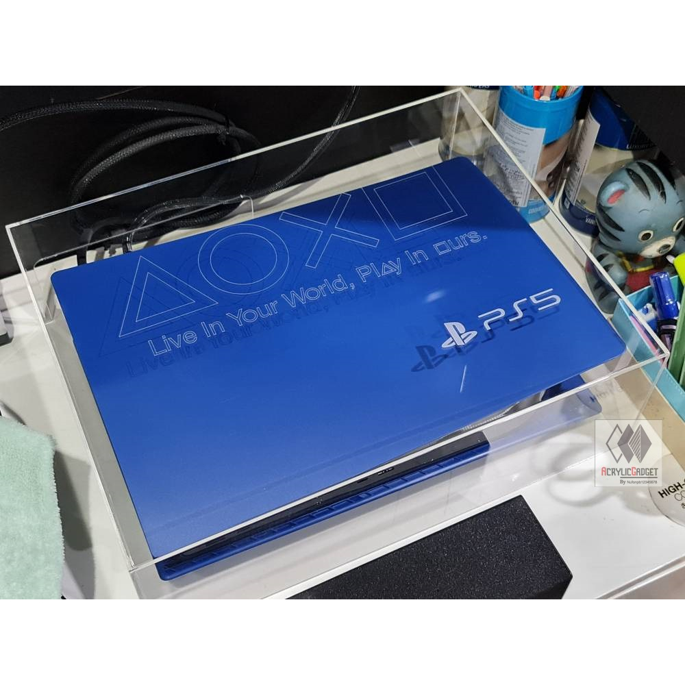 กล่องครอบกันฝุ่น PS5รุ่นแรกแบบแนวนอนสำหรับกันฝุ่นตอนเลิกเล่นแล้ว อะคริลิคหนา 3 มิลมียิงลายโลโก้ด้านบน ไม่ครอบตอนเล่นค่ะ