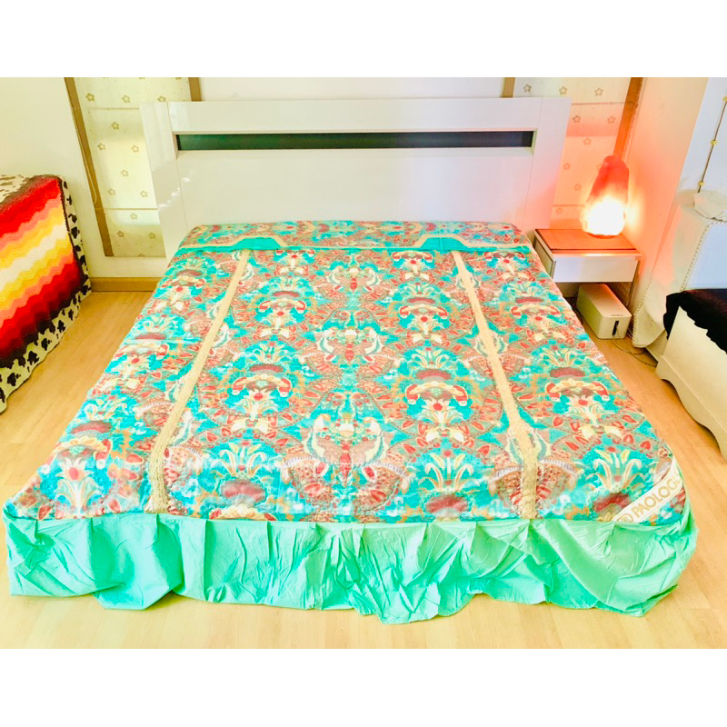 ผ้าคลุมเตียง (กระโปรงเตียง) หรือผ้าปูที่นอน (แบบหนา) ขนาด 6.5-7ฟุต สีเขียวลายวินเทจ ด้านบนมีระบาย ยี่ห้อ PAOLO GUCCI
