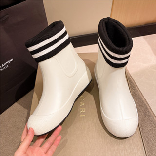 👟rain boots👟แฟชั่น รองเท้ากันฝน ลำกล้องกลาง รองเท้ากันฝน กันลื่น รองเท้าน้ำ ขนแกะ รองเท้า รองเท้าทำงาน