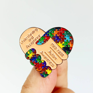 เข็มกลัด / หมุดโลหะ สองมือจับกันเป็นรูปหัวใจ มือหนึ่ง ลายจิ๊กซอ 🤝🤍🌈🌿 ( Hard Enamel Pin )