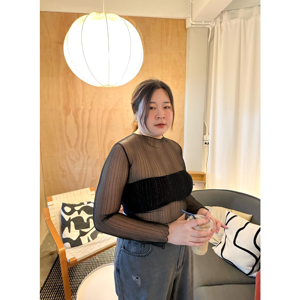 RAINY Glitter✨เสื้อครอปซีทรูกลิตเตอร์ลายทางขอบหยักสวยวิ๊งเล่นแสง - รูปที่ 5