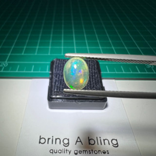 โอปอล (opal) ของเอธิโอเปีย 0.95 ct (8.0x6.1x3.5mm)โอปอลใสไร้ตำหนิ เล่นไฟสวย