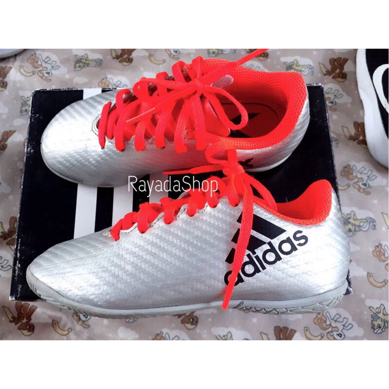 รองเท้าฟุตบอลเด็กชายอดิดาส Adidas ของแท้ มือสองสภาพใหม่ ไซส์ 16.4 cm. สีเงิน มีกล่อง