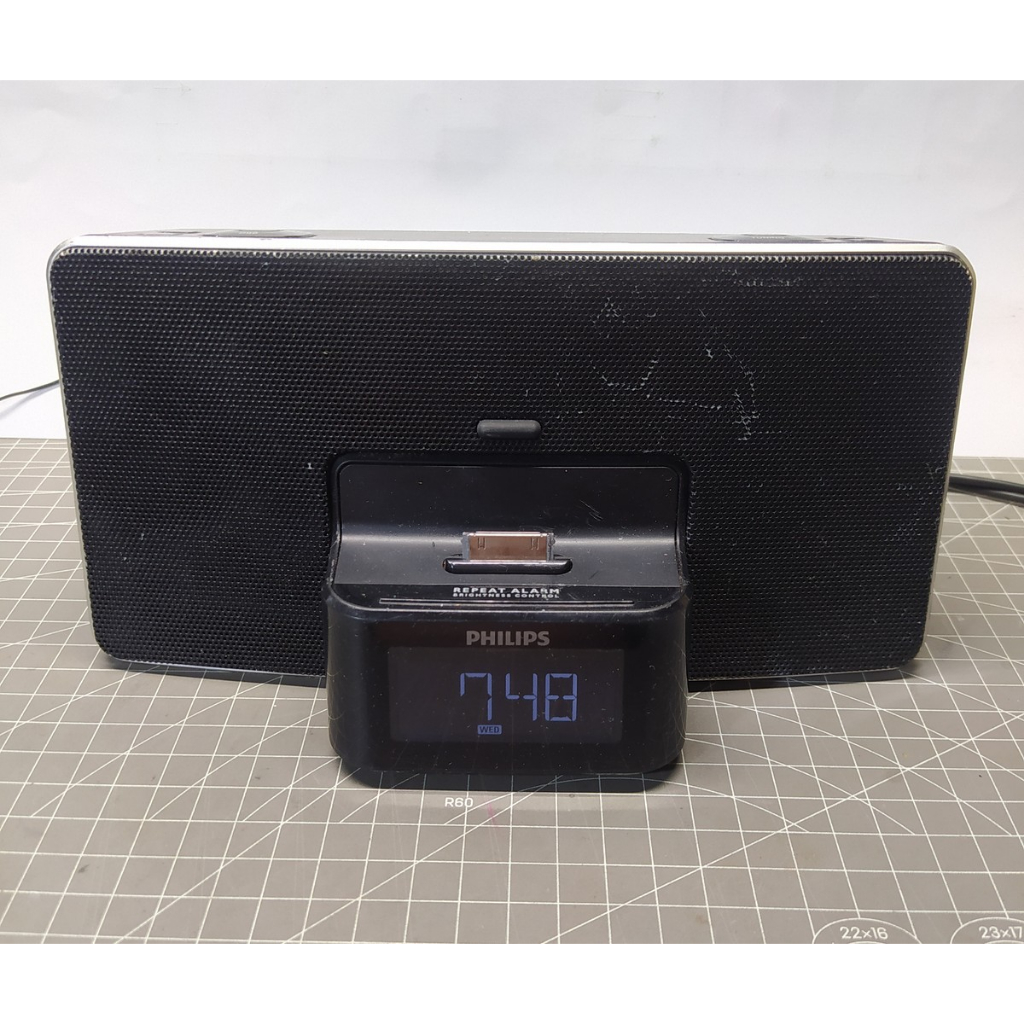 Philips DC220/12 ลำโพง (Audio Dock) วิทยุนาฬิกาปลุกสำหรับ iPod/iPhone