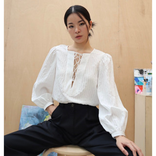 Theremin Moya Bloue เสื้อแขนยาวพอง สาบหน้าคล้องเชือกผูก (white, ligth beige)