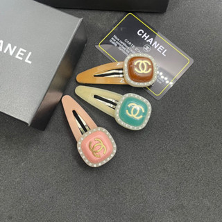 กิ๊บป๊อกแป๊ก  Chanel Hair Clip ชาแนล กิ๊บสีพาสเทล โลโกั  CC ล้อมเพชร  มี 3 สีให้เลือก ขนาด 8 ซม.