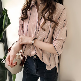 New✂️พร้อมส่ง ไซส์ M-4XL✂️เสื้อเชิ้ตแขนสั้น คอปก เสื้อเชิ้ตผู้หญิงลายทาง ทรงหลวม ใส่เที่ยว ใส่ทำงาน T Shirt Quilla Style