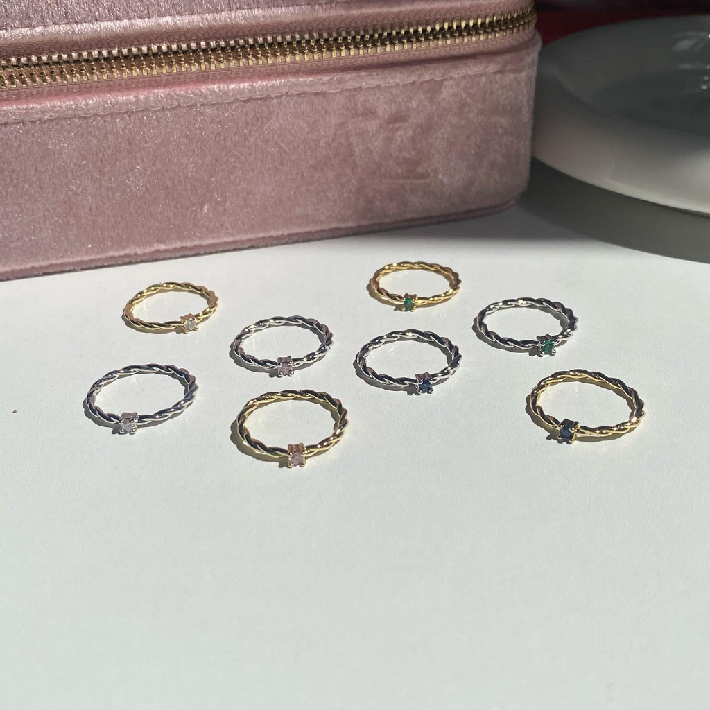 Tiny Twist Ring แหวนแบบ Twsit ประดับเพทาย