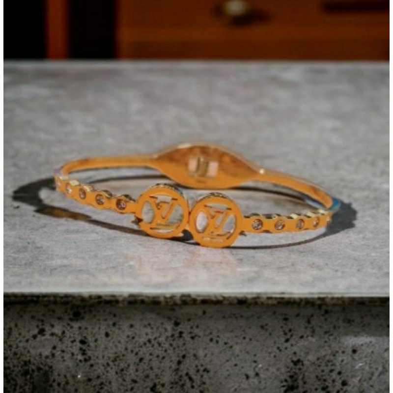 กำไลสแตนเลสลาย Louis Vuitton