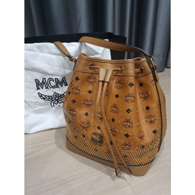 MCM Visetos Heritage Studded Drawstring Bucket Bag Cognac ส่งต่อกระเป๋า MCM ทรงขนมจีบ ของแท้มีถุงผ้า