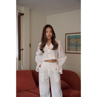 FABLAB DUNNE Ruffle crop (white) เสื้อครอปคอวีผ้าลินิน