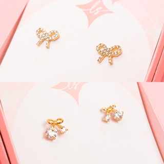 LELISA - Crystal Cherry &amp; Glittery Ribbon Earring - สี Pinkgold - สแตนเลสแท้