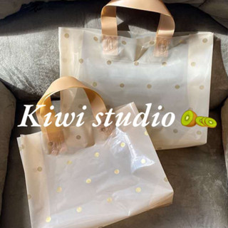 KiwiStudio (แพค50ใบ) ถุงใส่ของขวัญ ถุงพลาสติกหูหิ้ว ถุงพลาสติกใส่ของขวัญ ถุงของขวัญพลาสติกสีทอง（082）