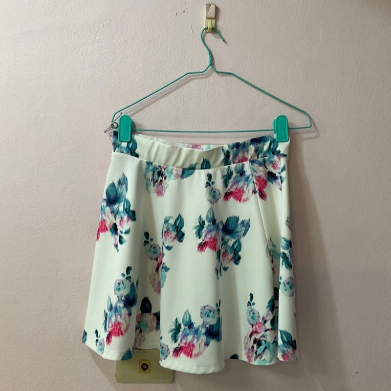 Pull&bear floral skirt (size L)