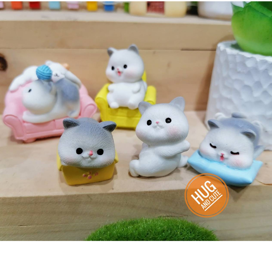 น้องแมวเทาขาว พัดเหลือง(ราคา/1ชิ้น)ตุ๊กตาแต่งบ้าน ตุ๊กตาแต่งสวน ของสะสม โมเดล จัดสวนถาด พร็อพถ่ายรูป