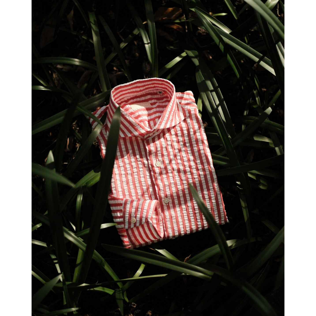 Red striped seersucker cutaway collar long sleeve shirt เชิ้ตผ้าย่นลายริ้วแดงคอปีกนกแขนยาว