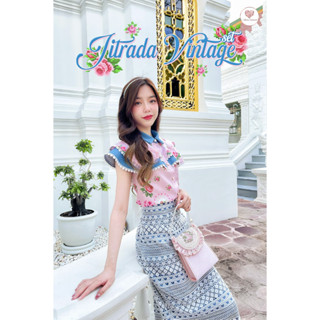 Jitrada Vintage Dress ชุดไทยจิตรลดาสไตล์วินเทจ เซ็ต 2 ชิ้น เสื้อพิมพ์ลายปกเชิ้ตสุดน่ารัก มาพร้อมกระโปรงลูกไม้ฉลุ มีซับใน