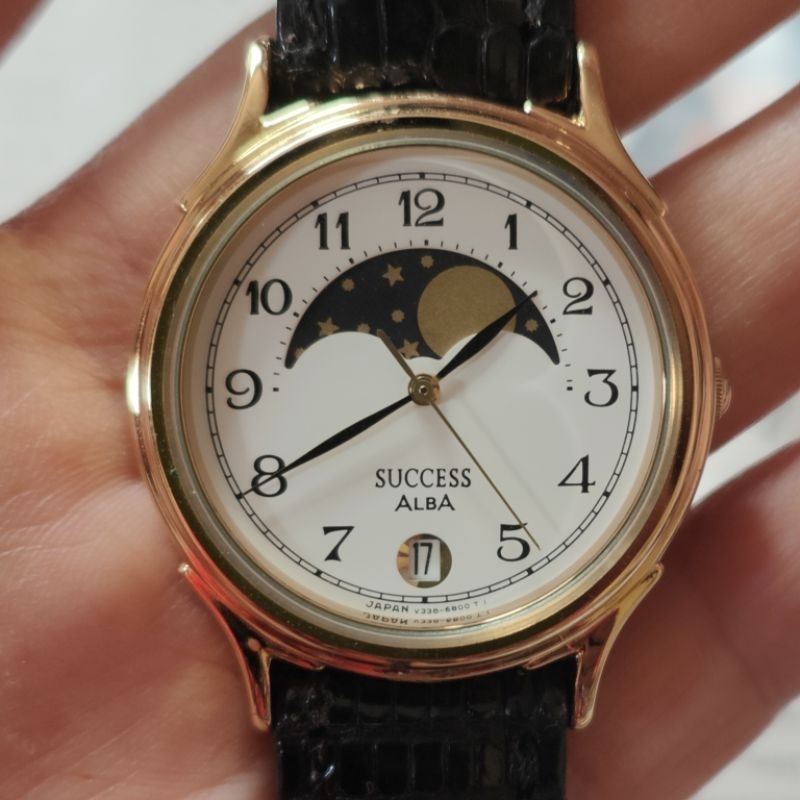 นาฬิกา Vintage Alba by Seiko หน้าพระจันทร์ สภาพป้ายห้อย ไม่ผ่านการใช้งาน  ค้างสต็อคจากญี่ปุ่น