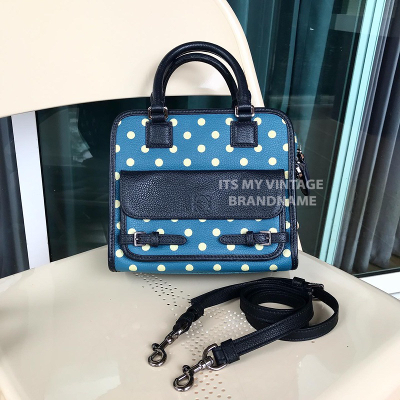 กระเป๋าถือLoeweพร้อมสายสะพาย