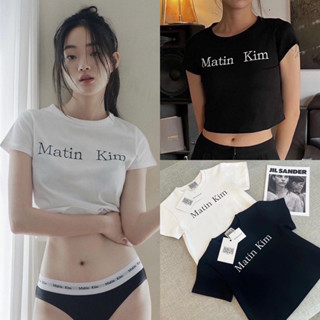 Matin crop 🤍🖤  เสื้อครอปแขนสั้นพิมพ์ลายอักษรแบรนด์ดัง รุ่นนี้กำลังฮิตมากๆเลยค่ะ ทรงสวยเบสิคสไตล์เกาหลี