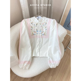 Aviva studio 🌸🩷เสื้อเชิ้ตแขนยาวสีขาวเดินเส้นสีชมพู