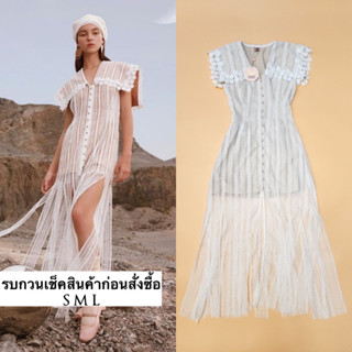 Dress ลูกไม้ตัวยาว แต่งปกใหญ่ ช่วงปกแต่งขอบดอกไม้  ติดกระดุมเรียงด้านหน้า ช่วงเอวเข้ารูป ช่วงชายกระโปรงตัดเป็นเส้นเพิ่มด