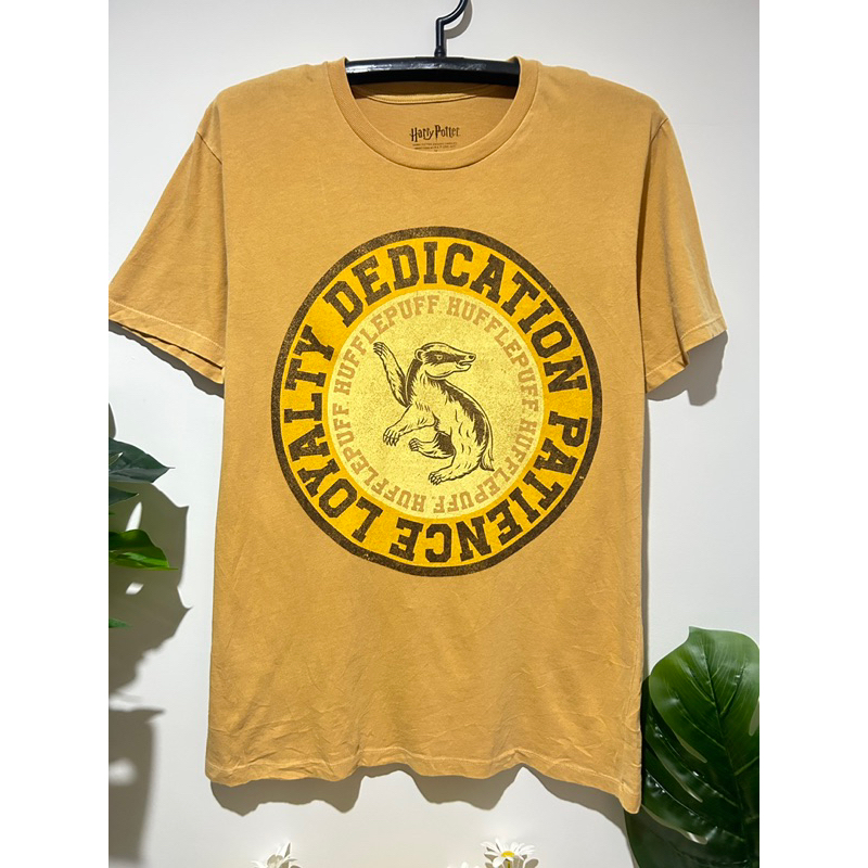 เสื้อยืดมือสองHarry Potter Hufflepuff loyalty dedication yellow graphic T-Shirt