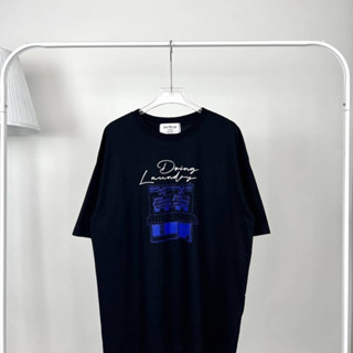 เสื้อยืด Oversize แบรนด์ Anywear ®️ ลาย Doing Laundry